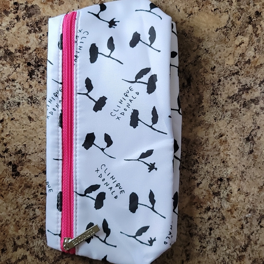 Clinique Bag New ~ FREE WITH ORDERS OVER 50$❤️ 4 LEFT 🛍❤️ - Picture 4 of 5